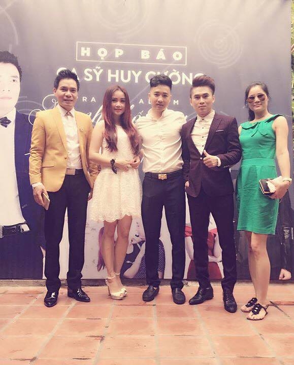 Ca sỹ Huy Cường chụp ảnh với ca sỹ Du Thi&ecirc;n, Diễn vi&ecirc;n Ho&agrave;ng Yến v&agrave; những người bạn. (Ảnh: Minh Long)