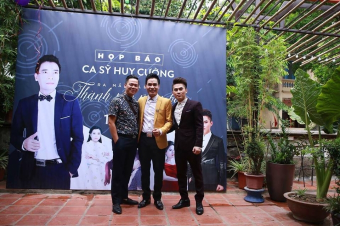 Ca sỹ Du Thi&ecirc;n, Huy Cường chụp ảnh với kh&aacute;n giả. (Ảnh: Minh Long)