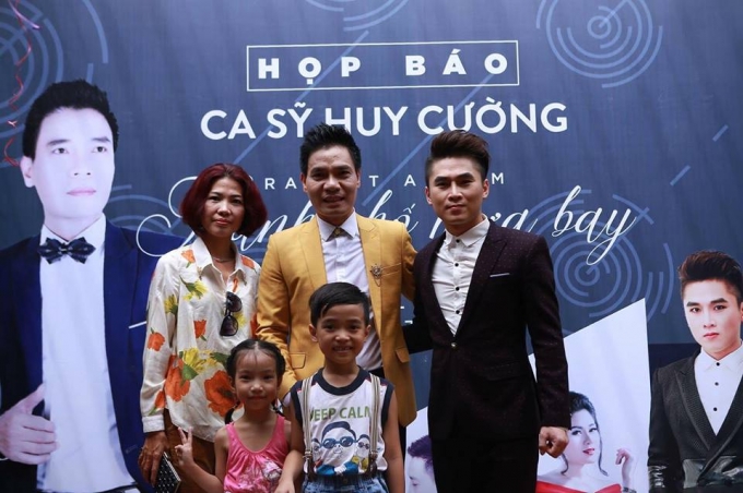 Ca sỹ Du Thi&ecirc;n, Huy Cường chụp ảnh với kh&aacute;n giả. (Ảnh: Minh Long)