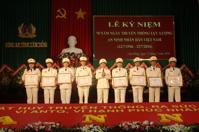 Thiếu tướng B&ugrave;i Văn Sơn trao tặng bằng khen cho c&aacute;c c&aacute; nh&acirc;n v&agrave; tập thể c&oacute; th&agrave;nh t&iacute;ch xuất sắc trong phong tr&agrave;o bảo vệ an ninh quốc gia.