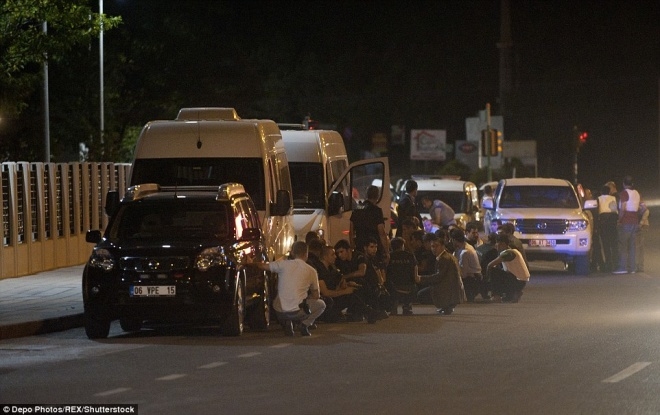 D&acirc;n thường nấp sau c&aacute;c xe gần trụ sở đ&agrave;i ph&aacute;t thanh truyền h&igrave;nh Thổ Nhĩ Kỳ sau khi t&ograve;a nh&agrave; bị tr&uacute;ng bom. H&atilde;ng th&ocirc;ng tấn nh&agrave; nước đưa tin trực thăng qu&acirc;n sự cũng tấn c&ocirc;ng trụ sở đ&agrave;i truyền h&igrave;nh vệ tinh TURKSAT ở ngoại &ocirc; Ankara. &nbsp;Ảnh:&nbsp;Rex