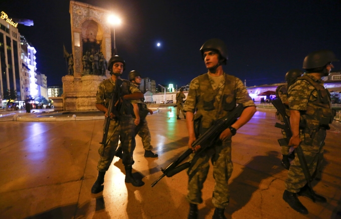 Thổ Nhĩ Kỳ tuy&ecirc;n bố thiết qu&acirc;n luật v&agrave; lệnh giới nghi&ecirc;m tạm thời tr&ecirc;n to&agrave;n l&atilde;nh thổ. (Ảnh: Reuters)