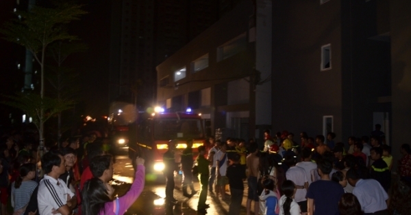 TP HCM: Chung cư cháy ngùn ngụt, hàng trăm người kêu cứu