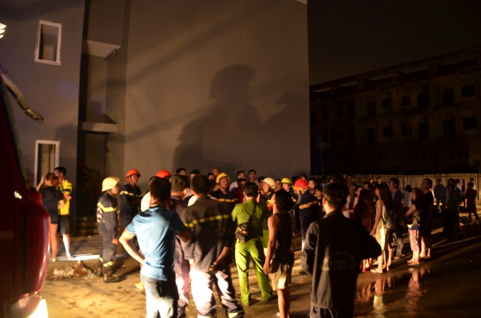 Lực lượng chức năng tiến h&agrave;ng dập lửa