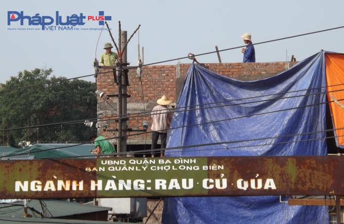 Căn nh&agrave; 3 tầng đang gấp r&uacute;t thi c&ocirc;ng để lợp m&aacute;i