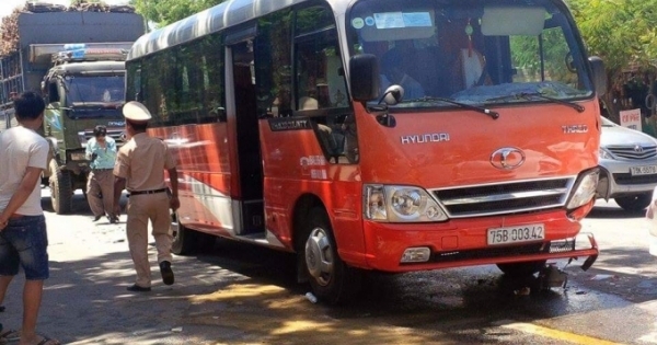 Thừa Thiên – Huế: Phanh đột ngột, xe khách và xe tải liên tiếp “hôn đuôi” nhau