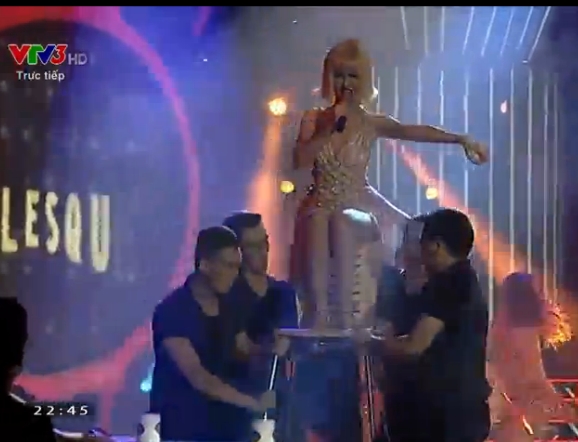 C&ocirc; kết hợp c&ugrave;ng với vũ đo&agrave;n &Ocirc;.&nbsp;