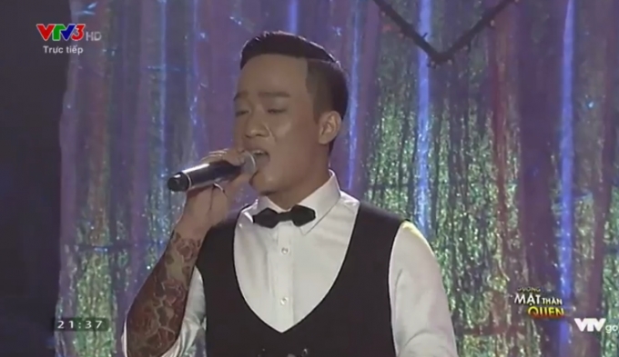 Đỗ Duy Nam đẹp trai, lịch l&atilde;m với h&igrave;nh tượng Tuấn Hưng.&nbsp;