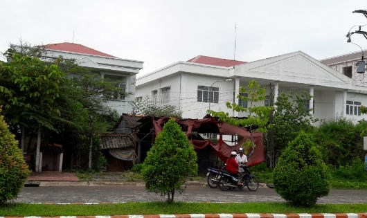 Trụ sở Kho bạc Nh&agrave; nước, Chi cục Thống k&ecirc; đ&atilde; x&acirc;y dựng xong từ l&acirc;u nhưng kh&ocirc;ng c&oacute; lối ra.