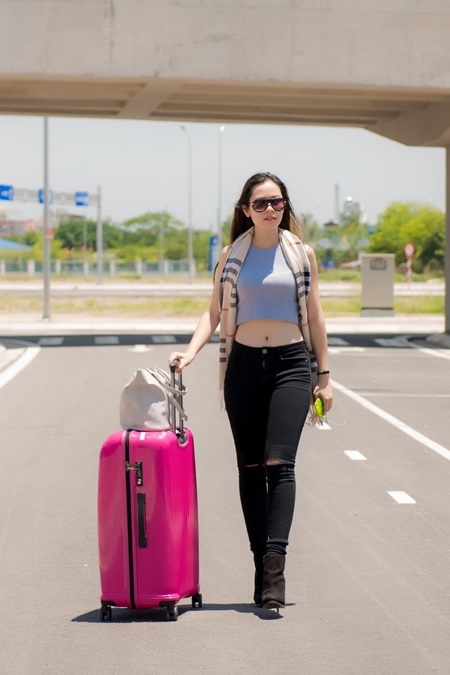 Hoa hậu Việt Nam 2016: Th&iacute; sinh miền Nam khoe streetstyle cực chất ở s&acirc;n bay C&aacute;t Bi