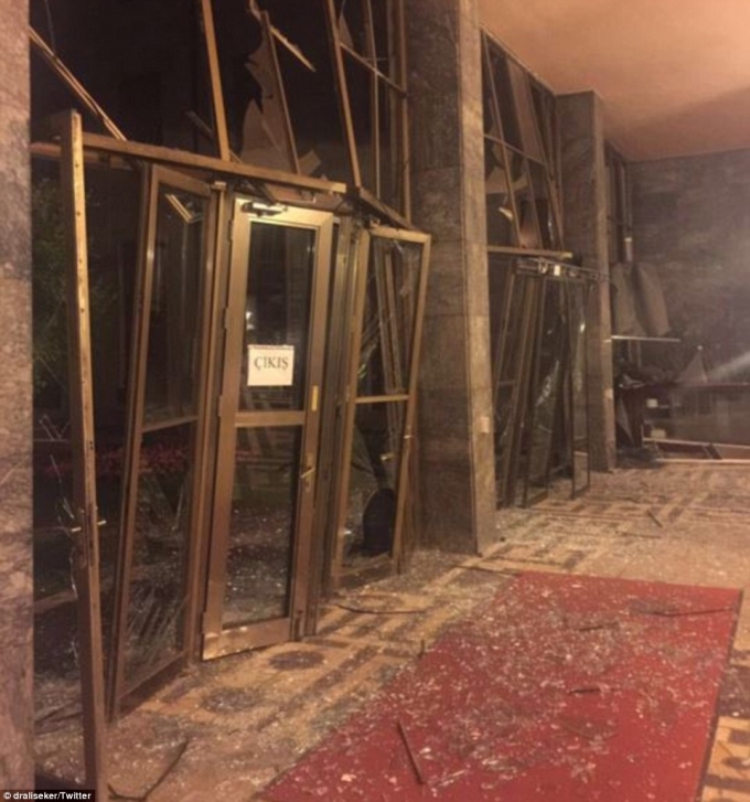 &Iacute;t nhất 12 người bị thương sau vụ nổ bom tại trụ sở quốc hội. (Ảnh: Twitter)