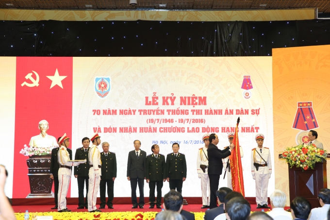 Đồng ch&iacute; Trần Đại Quang, Ủy vi&ecirc;n Bộ Ch&iacute;nh trị, Chủ tịch nước trao tặng Hu&acirc;n chương lao động hạng nhất cho tập thể c&aacute;n bộ, c&ocirc;ng chức, vi&ecirc;n chức Tổng cục THADS.