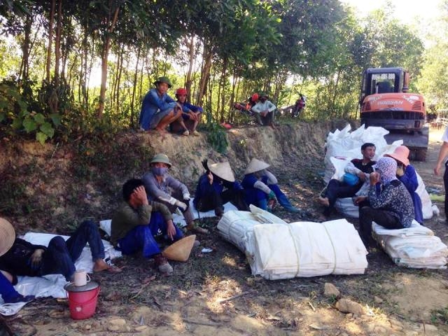 C&aacute;c c&ocirc;ng nh&acirc;n tranh thủ nghỉ ngơi sau 2 ng&agrave;y li&ecirc;n tục bốc dỡ, di dời gần 300 tấn chất thải lẫn đất.