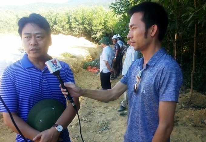 &Ocirc;ng Nguyễn Thượng Hiền -&nbsp;Cục trưởng Cục Quản l&yacute; chất thải v&agrave; Cải thiện m&ocirc;i trường (b&ecirc;n tr&aacute;i) trả lời Ph&oacute;ng vi&ecirc;n xung quanh việc di dời h&agrave;ng trăm tấn chất thải Formosa.