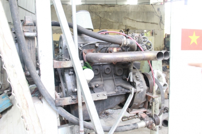 Động cơ xe &ocirc; t&ocirc; Toyota cũ được &ocirc;ng Thỏa sử dụng l&agrave;m động cơ cho chiếc trực thăng hoạt động.