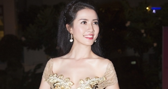 Phan Thị Mơ lần đầu tiên hở bạo đi sự kiện