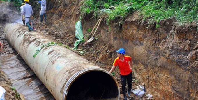 Tuyến ống nước sạch S&ocirc;ng Đ&agrave; - H&agrave; Nội li&ecirc;n tục bị vỡ ảnh hưởng đến h&agrave;ng ngh&igrave;n hộ d&acirc;n thủ đ&ocirc;.