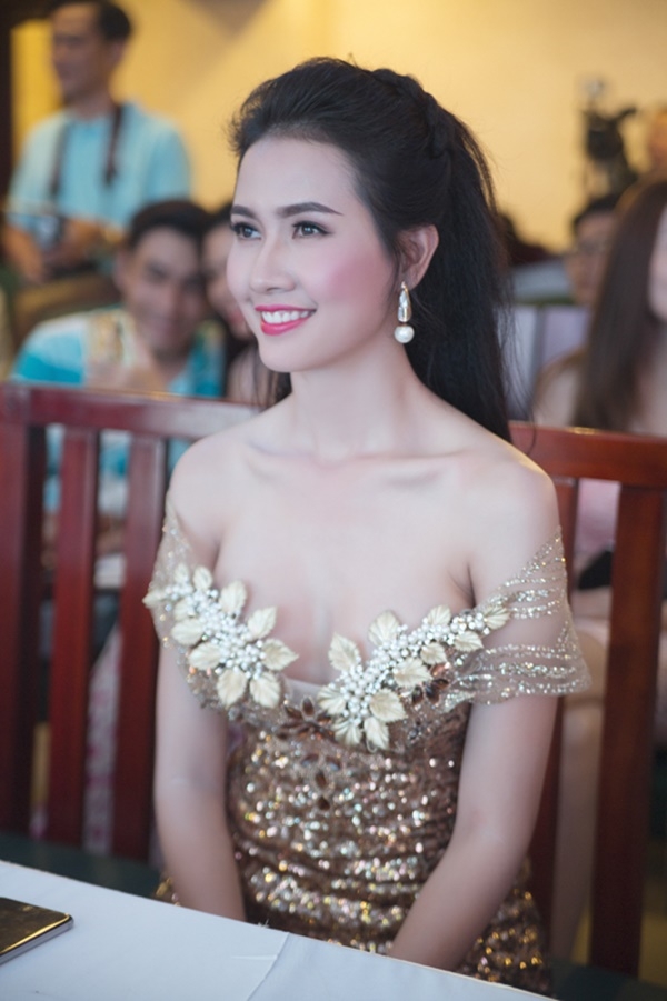 C&ocirc; n&agrave;ng cũng chọn cho m&igrave;nh m&agrave;u son đỏ, m&aacute;i t&oacute;c xoăn nhẹ, đặc biệt l&agrave; l&agrave;m phồng phần t&oacute;c m&aacute;i mang đến vẻ đẹp trẻ trung nhưng cũng kh&ocirc;ng k&eacute;m phần quyến rũ.&nbsp;Để set đồ của m&igrave;nh kh&ocirc;ng bị đơn điệu v&agrave; nh&agrave;m ch&aacute;n, Phan Thị Mơ chọn cho m&igrave;nh đ&ocirc;i khuy&ecirc;n tai ngọc trai nhỏ xinh.