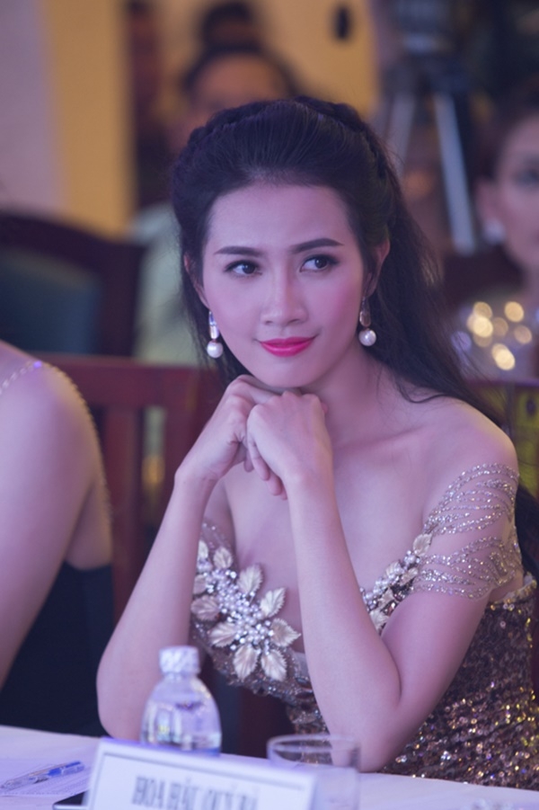 Với khả năng giao tiếp rất duy&ecirc;n d&aacute;ng v&agrave; hoạt ng&ocirc;n, Phan Thị Mơ rất &ldquo;được l&ograve;ng&rdquo; giới truyền th&ocirc;ng. C&ocirc; cũng đang t&iacute;ch cực học hỏi để ho&agrave;n thiện khả năng diễn xuất của m&igrave;nh.&nbsp;