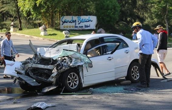 Chiếc xe &ocirc; t&ocirc; chở 4 người kh&aacute;ch du lịch đến từ Bắc Giang bị tai nạn bẹp d&uacute;m khi tr&ecirc;n đường ra s&acirc;n bay Đ&agrave; Nẵng về H&agrave; Nội. (Ảnh:&nbsp;PetroTimes)