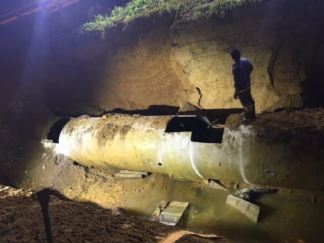 Từ th&aacute;ng 2/2012 đến th&aacute;ng 9/2015, tuyến ống nước sạch s&ocirc;ng Đ&agrave; - H&agrave; Nội bị vỡ 14 lần, khiến doanh nghiệp khai th&aacute;c phải chi hơn 13,4 tỉ đồng để khắc phục sự cố.