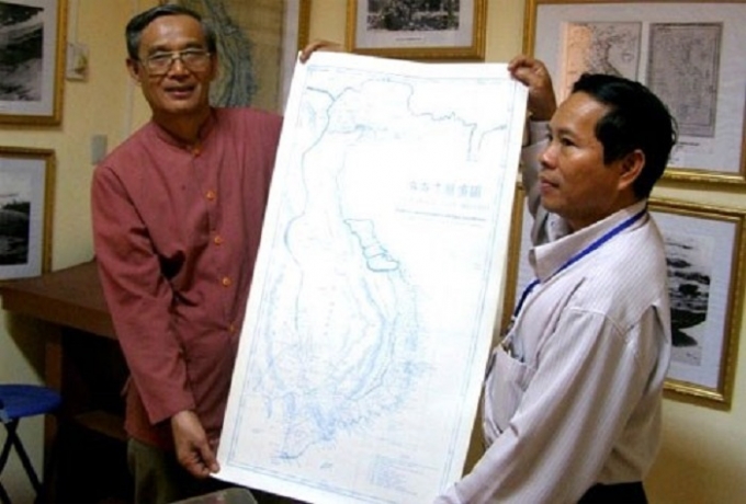 &nbsp;        Tiến sĩ Sử học Nguyễn Nh&atilde; (b&ecirc;n tr&aacute;i) tặng bản vẽ lại An Nam Đại quốc họa đồ cho UBND huyện Ho&agrave;ng Sa, TP Đ&agrave; Nẵng.