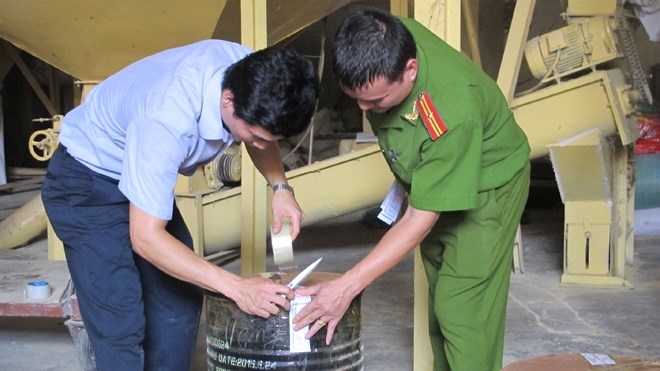 H&agrave;ng chục tấn h&oacute;a chất c&ocirc;ng nghiệp c&ograve;n tồn trong kho d&ugrave;ng để sản xuất thức ăn chăn nu&ocirc;i, thủy sản.