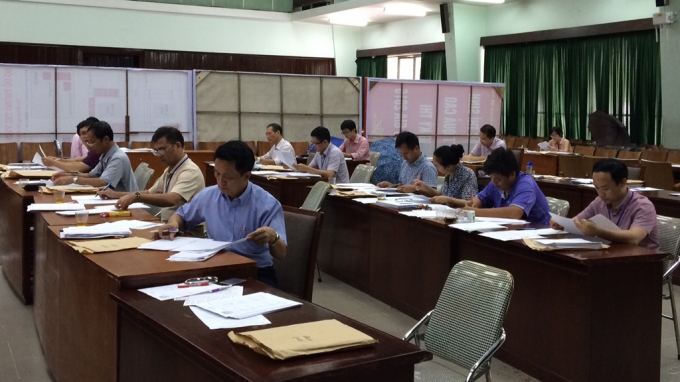 Gi&aacute;m khảo đang chấm thi tại một cụm thi ở H&agrave; Nội (Ảnh nguồn: Thanhnien.vn).