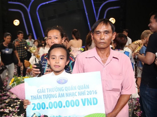 Hồ Văn Cường b&ecirc;n cha mẹ sau khi được c&ocirc;ng bố trở th&agrave;nh qu&aacute;n qu&acirc;n Vietnam Idol Kids m&ugrave;a đầu ti&ecirc;n. Ảnh:&nbsp;&Acirc;n Nguyễn.