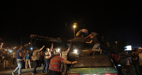 Người d&acirc;n Thổ Nhĩ Kỳ phản đối đảo ch&iacute;nh.