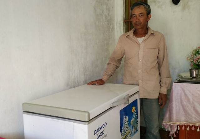 &nbsp;&Ocirc;ng Trọng b&ecirc;n cạnh chiếc tủ đ&ocirc;ng lạnh chứa x&aacute;c thai nhi trước khi đem ch&ocirc;n cất.