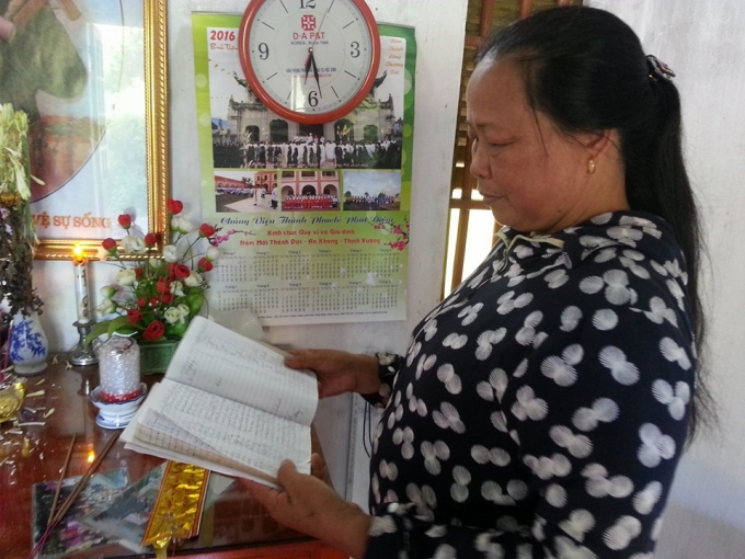 B&agrave; Nguyệt đang mở quyển s&aacute;ch đặt t&ecirc;n cho c&aacute;c thai nhi&nbsp;