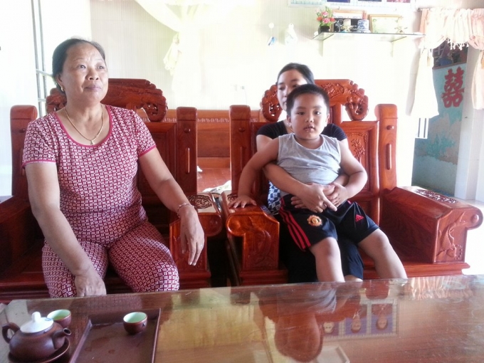 B&agrave; Nguyệt v&agrave; c&ocirc; con d&acirc;u ngồi chia sẻ với ph&oacute;ng vi&ecirc;n về c&ocirc;ng việc m&agrave; gia đ&igrave;nh đ&atilde; l&agrave;m 6 năm nay.