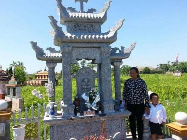 B&agrave; Nguyệt v&agrave; ch&aacute;u nội b&ecirc;n cạnh ng&ocirc;i mộ tập thể ch&ocirc;n h&agrave;ng ng&agrave;n x&aacute;c thai nhi xấu số sau 6 năm thu gom.