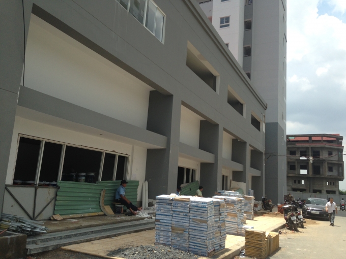 Theo tìm hi&ecirc;̉u, nguy&ecirc;n nh&acirc;n của vi&ecirc;̣c, c&ocirc;ng trình đang dang dở, nhưng cư d&acirc;n v&acirc;̃n dọn vào ở là do chủ đ&acirc;̀u tư quá trì tr&ecirc;̣ thi c&ocirc;ng, r&acirc;́t nhi&ecirc;̀u l&acirc;̀n họ đã hứa giao nhà nhưng kh&ocirc;ng chịu thực hi&ecirc;̣n.