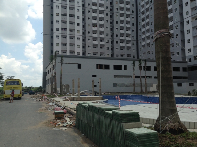 Khung cảnh ng&ocirc;̃n ngang dưới s&acirc;n chung cư.