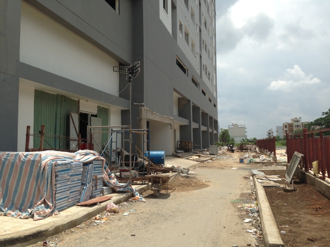 Khung cảnh ngổn ngan dưới sảnh chung cư HQC Plaza.