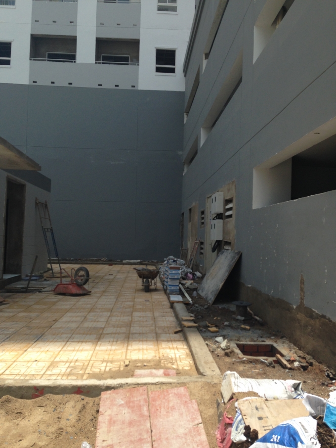 C&aacute;c hạng mục ph&iacute;a dưới chung cư chưa kịp ho&agrave;n thiện