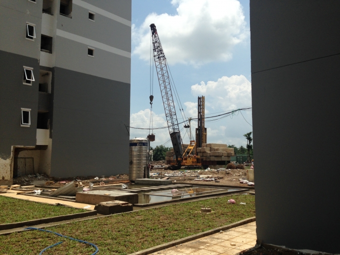 C&ocirc;ng trường thi c&ocirc;ng đầy m&aacute;y m&oacute;c tại HQC Plaza.