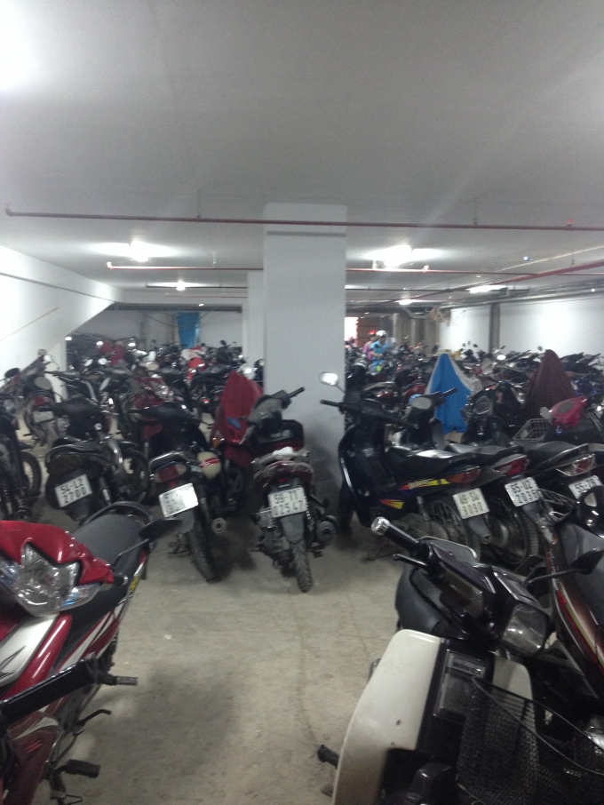 Chung cư chưa x&acirc;y xong nhưng người d&acirc;n đ&atilde; v&agrave;o ở đ&ocirc;ng đ&uacute;c gửi xe k&iacute;n hầm.