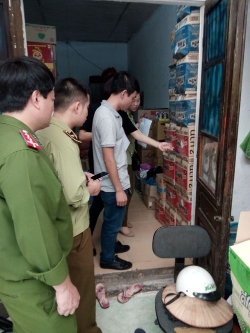 C49 ph&ocirc;́i hợp với Chi cục Quản l&yacute; thị trường Hà N&ocirc;̣i ktra, xử phạt vi phạm hành chính v&ecirc;̀ an to&agrave;n thực phẩm đ&ocirc;́i với đi&ecirc;̉m kinh doanh và kho chứa hàng thực f&acirc;̉m Trung Qu&ocirc;́c, Thái Lan nh&acirc;̣p l&acirc;̣u của đ&ocirc;́i tượng Nguy&ecirc;̃n Thị Y&ecirc;́n tại qu&acirc;̣n Ba Đình, H&agrave; Nội (Ảnh: Ngọc L&acirc;n)