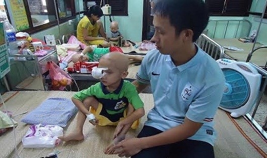 Bố con b&eacute; Hảng A Sơn đang nằm viện điều trị.