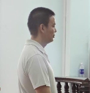 Bị c&aacute;o Nh&atilde; trước v&agrave;nh m&oacute;ng ngựa.