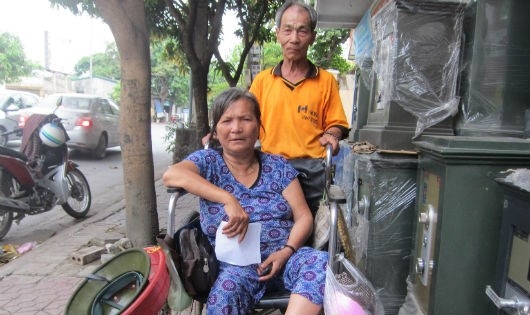 Gần 30 năm nay, &ocirc;ng Sự đưa người vợ tật nguyền c&ugrave;ng đi khắp nơi mưu sinh.