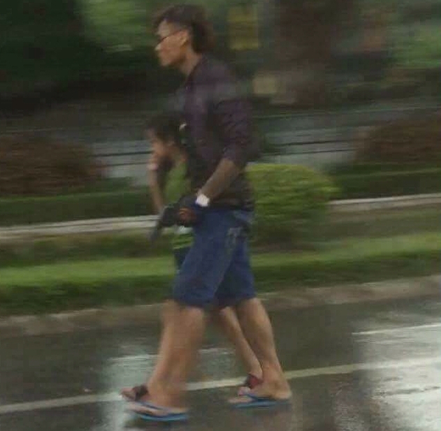 Đối tượng d&ugrave;ng s&uacute;ng khống chế b&eacute; trai rồi cướp taxi (Ảnh: FB tin n&oacute;ng Lạng Sơn).