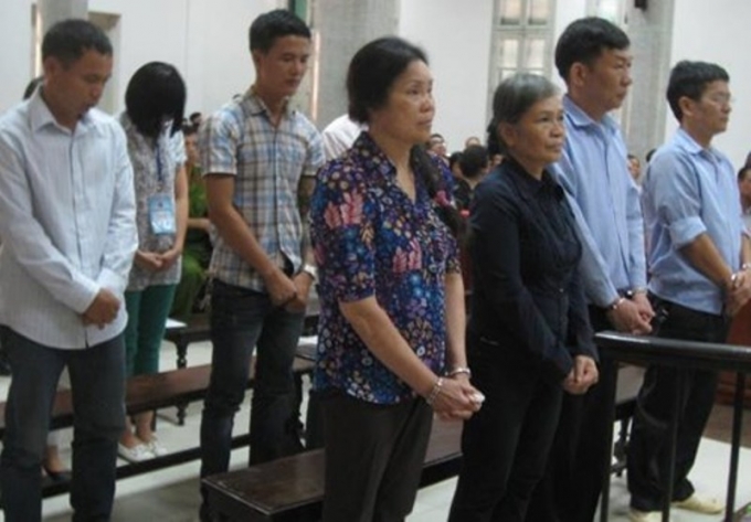 C&aacute;c bị c&aacute;o trước v&agrave;nh m&oacute;ng ngựa trong phi&ecirc;n t&ograve;a