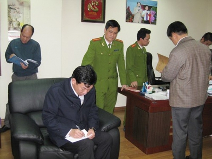 L&acirc;m Ph&uacute;c H&ugrave;ng (&aacute;o đen) khi bị cơ quan chức năng kh&aacute;m x&eacute;t nơi l&agrave;m việc (Ảnh: Tiền Phong)