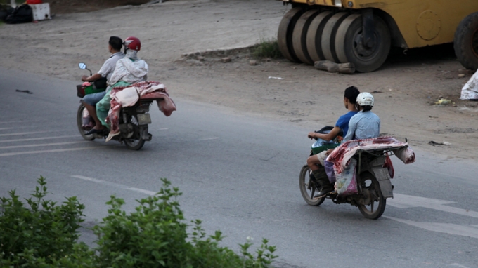 H&agrave;ng ng&agrave;y từ 4h đến 6h s&aacute;ng, QL6 đoạn qua phường Y&ecirc;n Nghĩa, quận H&agrave; Đ&ocirc;ng, d&ograve;ng xe m&aacute;y nối đu&ocirc;i nhau chở thịt lợn v&agrave;o c&aacute;c khu chợ nội đ&ocirc;. Hầu hết số thịt lợn kh&ocirc;ng c&oacute; bao g&oacute;i giữ vệ sinh