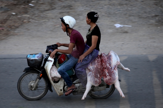 QL6 l&agrave; tuyến đường nối Thủ đ&ocirc; với c&aacute;c tỉnh T&acirc;y Bắc, lượng phương tiện lưu th&ocirc;ng đ&ocirc;ng đ&uacute;c v&agrave; rất bụi.