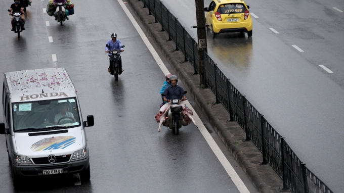QL1 cũ, đoạn hướng từ c&aacute;c huyện ngoại th&agrave;nh v&agrave;o nội đ&ocirc; s&aacute;ng n&agrave;o cũng c&oacute; từng đo&agrave;n xe m&aacute;y chở thịt lợn kh&ocirc;ng bao g&oacute;i, kh&ocirc;ng bảo quản bất kể trời nắng, mưa.